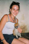 Julie et le singe a Niamtougou2.jpg (83935 octets)