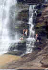 tous sous la cascade.jpg (55904 octets)